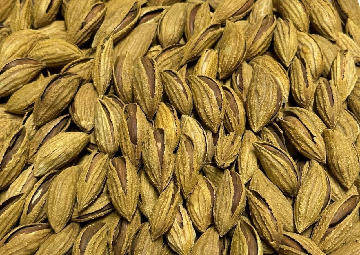UZBEK ALMONDS w/ SHELL 250g